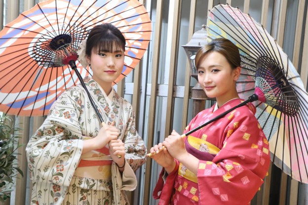 Sewa kimono dengan ratusan motif dan corak menarik  disini 