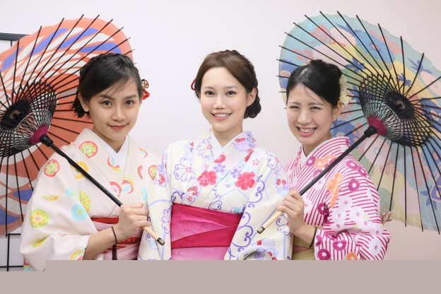 สาวๆในชุดปาร์ตี้กิโมโน