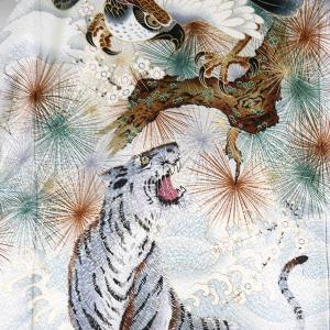 左に富士、背に鷹と虎、針松・紫