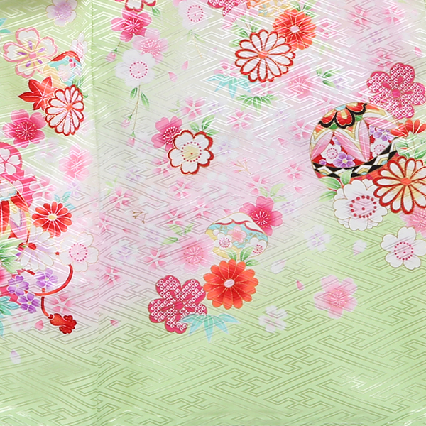 右に牡丹、左に桜、背に鞠(緑)