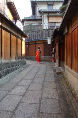 京都祇園の石畳散歩道 石塀小路 京都着物レンタルwargo