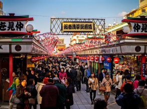 レトロに新しく 広い世代に人気の仲見世