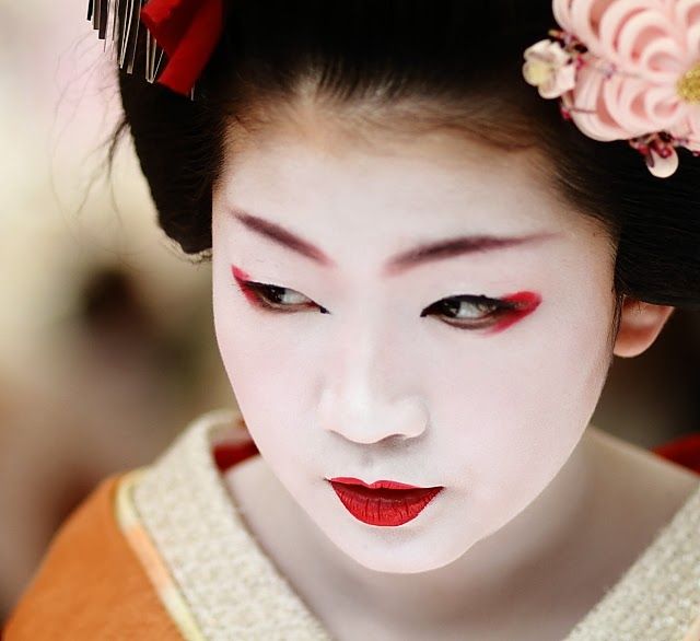 White geisha makeup foundation