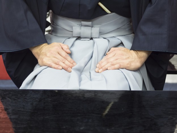 男女別 袴の正しい正座 座り方のマナーとは 京都着物レンタルwargo