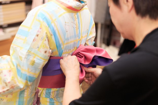 着物の着方 結婚式で親族が振袖を着る時の注意点まとめ 京都着物