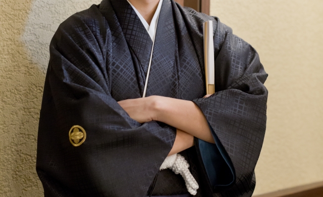 紋付袴を着た男性