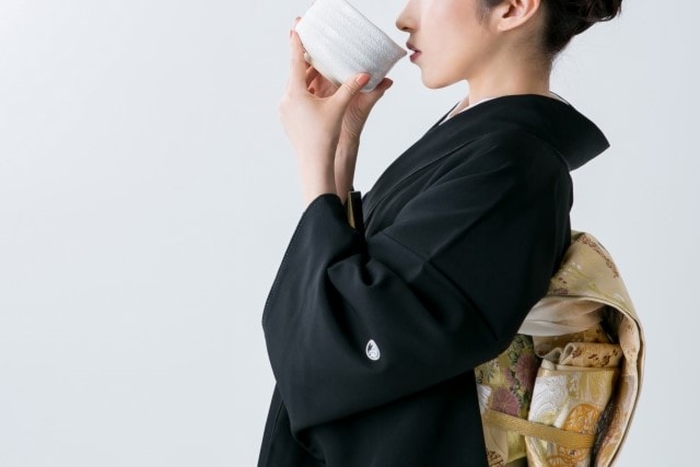 どんな柄が人気 年代別で黒留袖の選び方と人気柄をご紹介 京都着物レンタルwargo