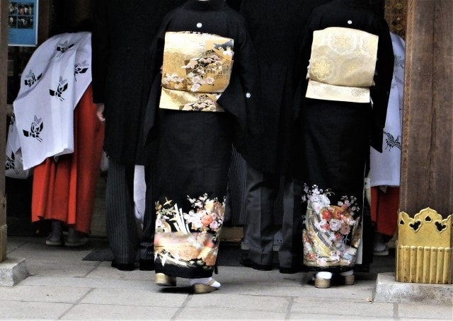 どんな柄が人気 年代別で黒留袖の選び方と人気柄をご紹介 京都着物レンタルwargo